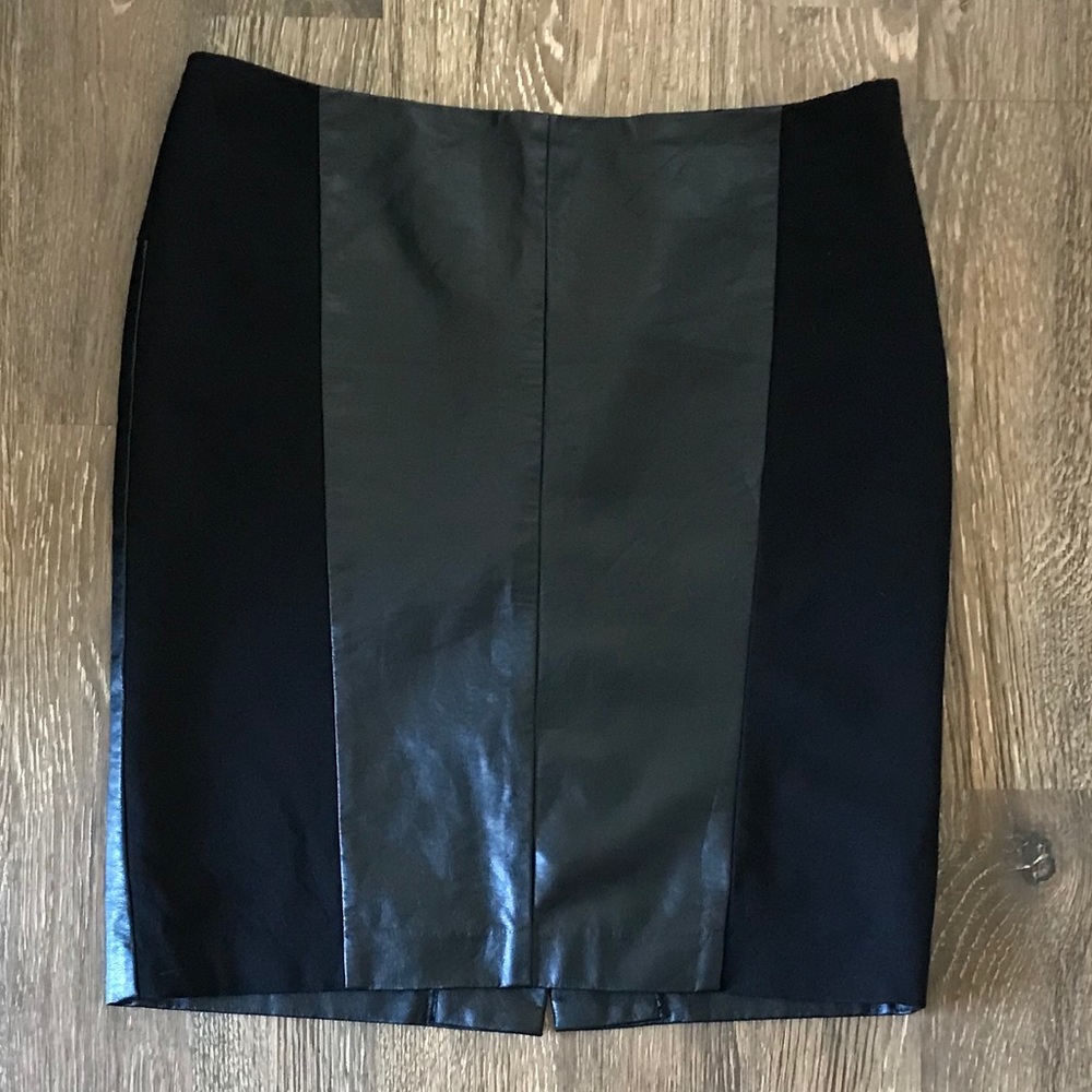 DKNY 🖤 leather-like & stretchy Skirt